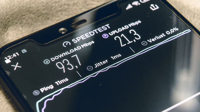 Smartphone auf dem ein Speedtest durchgeführt wird, um die Geschwindigkeit Internetverbindung zu messen