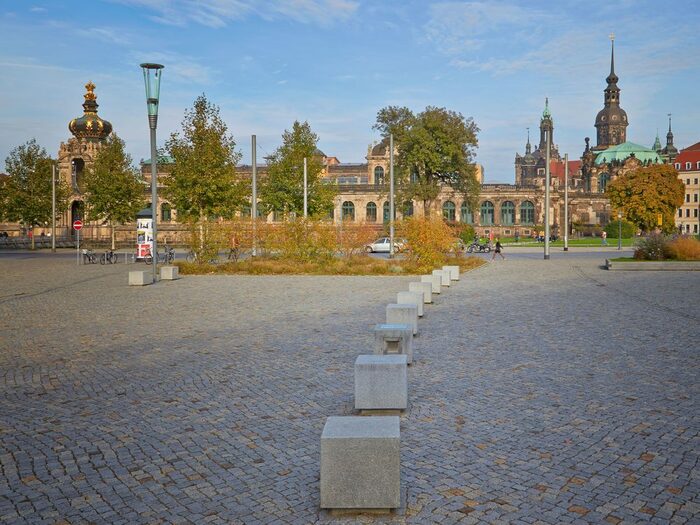 Foto vom Postplatz in Dresden. Im Vordergrund sind die Steinwürfel zu sehen.