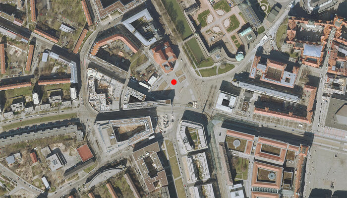Luftbild des Postplatzes in Dresden. Ein roter Punkt markiert den Ort, an dem sich der GPS Referenzpunkt befindet.