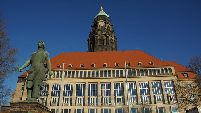 Blick aufs Rathaus, links im Vordergrund die Trümmerfrau