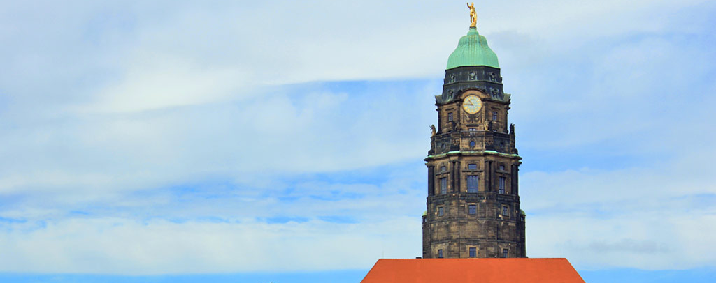 Der Dresdner Rathausturm vor blauem Himmel