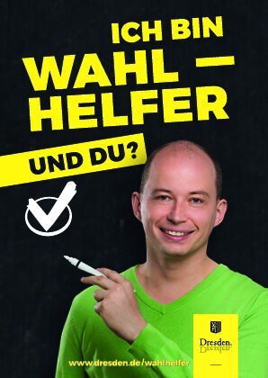 Mann in grünem Pullover vor schwarzem Hintergrund zeigt auf Haken im weißen Kreis, gelber Schriftzug: Ich bin Wahlhelfer! Und DU?