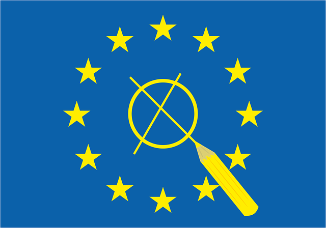 Die EU-Flagge. Zwischen den Sternen ist ein gelber Kreis, auf dem mit einem gelben Stift ein Kreuz gesetzt wurde.