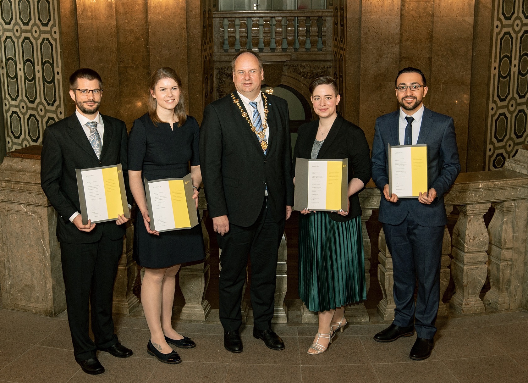 Die Preisträgerinnen und Preisträger des DRESDEN EXCELLENCE AWARD 2019 (von links): Dr. Sebastian Wüster, Gesa Schirren, Oberbürgermeister Dirk Hilbert, Juana Mai und Dr. Nicola Mitwasi