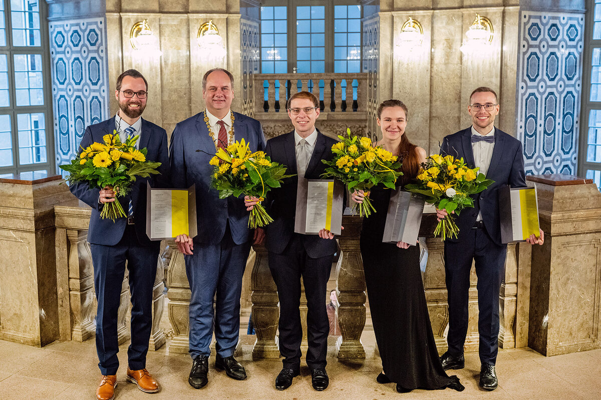 Die Preisträger des Dresden Excellence Award beim Gruppenfoto mit Dresdens Oberbürgermeister Dirk Hilbert