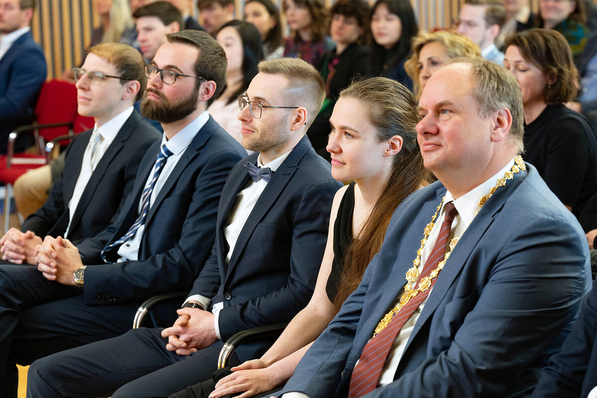 Dresdens Oberbürgermeister Hilbert und die Preisträger sowie das Publikum lauschen einer Vorführung im Rahmen des Dresden Excellence Award