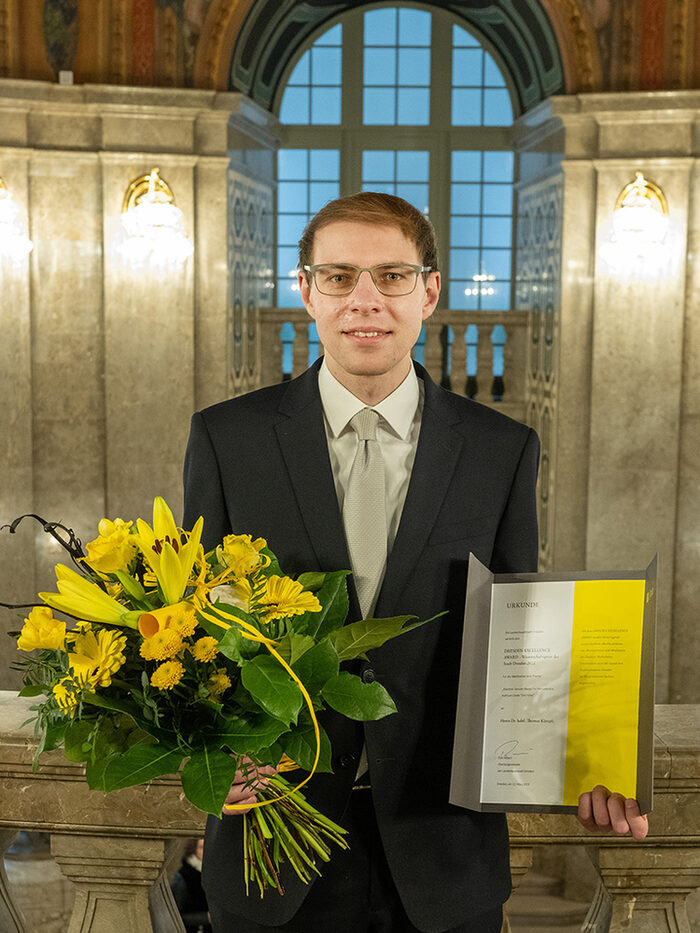 Dr. Thomas Kämpfe, Preisträger Dresden Excellence Award 2022 Stufe Habilitation, mit Blumenstrauß und Urkunde