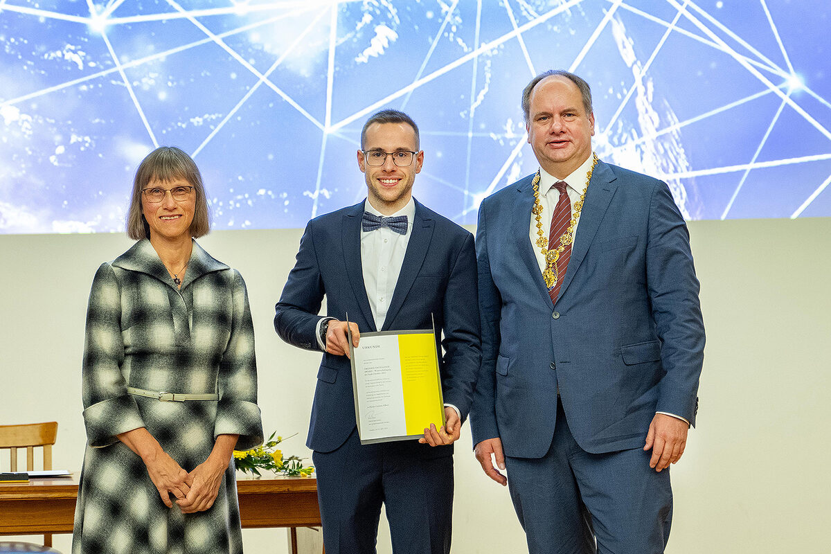 Professor Pospiech, Preisträger Carsten Albert und OB Hilbert beim DEA 2022