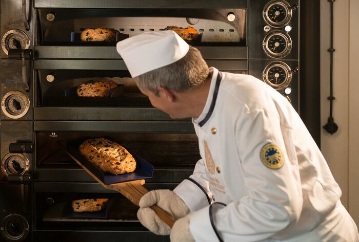 Der Dresdner Christstollen wird einzig in Bäckereien und Konditoreien in und um Dresden hergestellt.