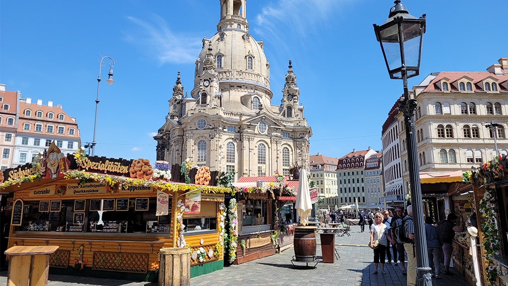 Blick über den Frühjahrsmarkt auf die Frauenkirche