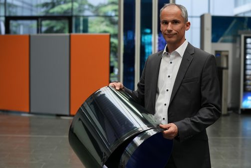 Michael Eberspächer (COO) präsentiert biegsame Solarfolien von Heliatek