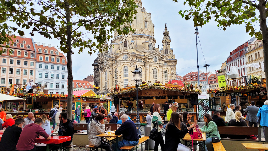 Blick auf den Dresdner Herbstmarkt, direkt vor der weltberühmten Dresdner Frauenkirche