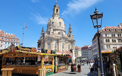Frühjahrsmarkt 2022 auf dem Neumarkt Dresden mit Blick auf die Frauenkirche