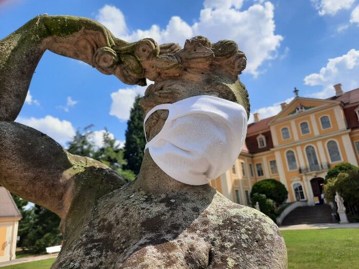 Statue vor dem Barockschloss Rammenau mit Schutzmaske (Symbolbild)