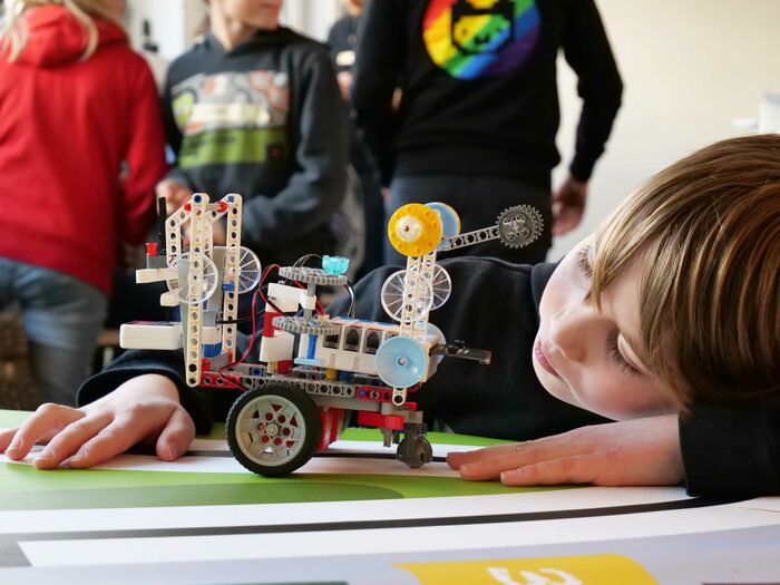 Junge mit LEGO Technic in den Technischen Sammlungen Dresden