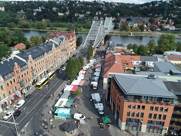 Der Wochemarkt am Schillerplatz aus der Luft