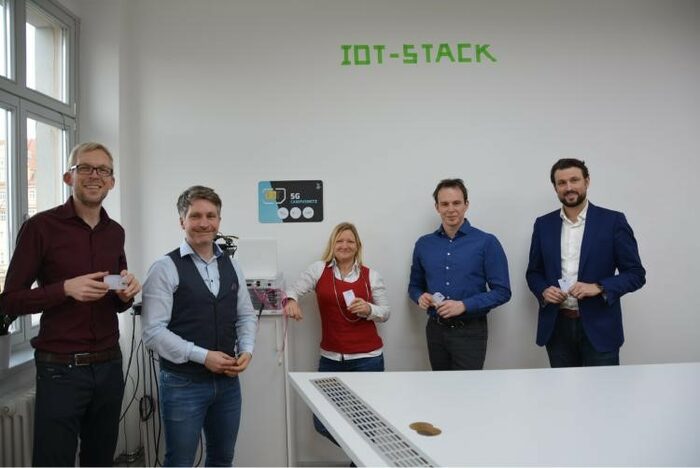 Bei der Einweihung des neuen IoT-Labors: Das Teams des Smart System Hubs aus Dresden.