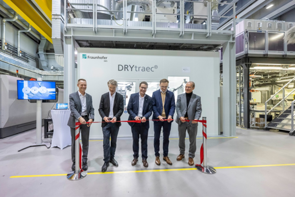 »DRYplatform« offiziell eröffnet: Geladene Gäste begleiteten die feierliche Zeremonie mit einer symbolischen Banddurchtrennung.