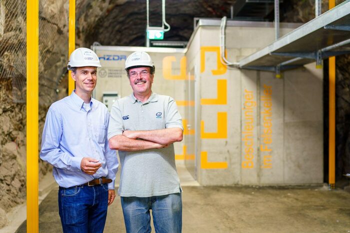 Prof. Daniel Bemmerer (HZDR, links) und Prof. Kai Zuber (TU Dresden) teilen sich die Leitung des Labors und freuen sich auf die Möglichkeiten, die der Detektor bietet.