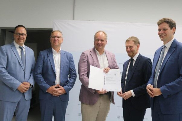 Wirtschaftsminister Dirk Panter, Schulleiter Steffen Palowsky, Oberbürgermeister Dirk Hilbert, Ministerpräsident Michael Kretschmer, Kultusminister Conrad Clemens (v. l. n. r.)