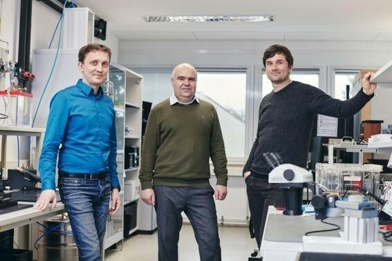 Das Forscherteam: Dr. Bert Kaiser und Dr. Sergiu Langa vom Fraunhofer IPMS sowie Holger Conrad von der Bosch Sensortec GmbH (v. l. n. r.)