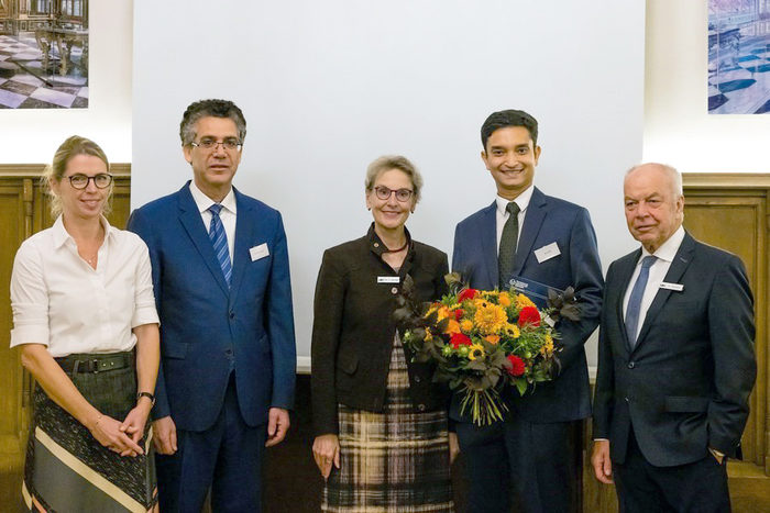 Award ceremony of the Innovation Prize of the Industrieclub Sachsen 2020, from left to right: Ms. B. Deutsch (Managing Director Industrieclub Sachsen e.V.), Prof. Dr. Ch. Cherif (Director of ITM), Prof. U. Staudinger (Rector of TUD), Dr. Ashir and Dr. G. Bruntsch (President Industrieclub Sachsen e.V.)