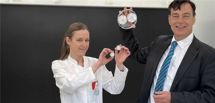 Prof. Barbara Ludwig und Prof. Stefan Bornstein zeigen die Prototypen des Bioreaktors, in dem Betazellen (z.B. vom Schwein) verpackt sind und so vor den Abwehrmechanismen des menschlichen Körpers geschützt werden.