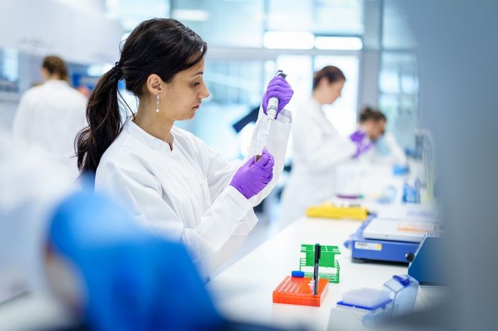 Im NCT-Labor untersuchen Wissenschaftler die Wirksamkeit verschiedener Substanzen an Zellkulturen.