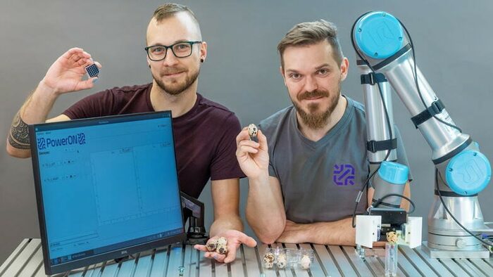 They even let robotic hands grasp fragile quail eggs: Ernst-Friedrich Markus Henke (r.) and Sascha Teutoburg-Weiss from the Dresden-based company PowerON.