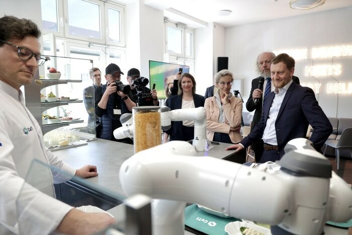 Sachsens Ministerpräsident Michael Kretschmer bei der Eröffnung der "CeTIBAR" im Barkhausen-Bau der Technischen Universität Dresden