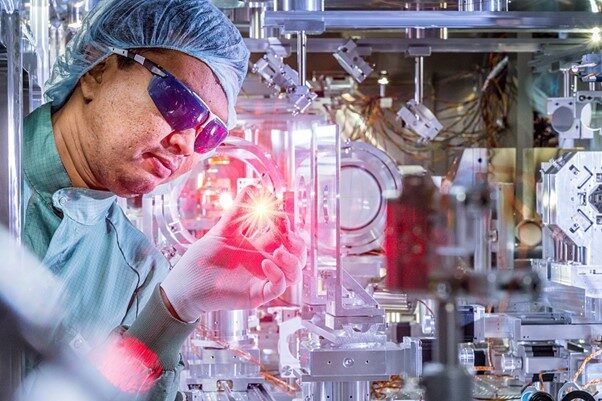 Wissenschaftler schaut auf einen Laser im Labor