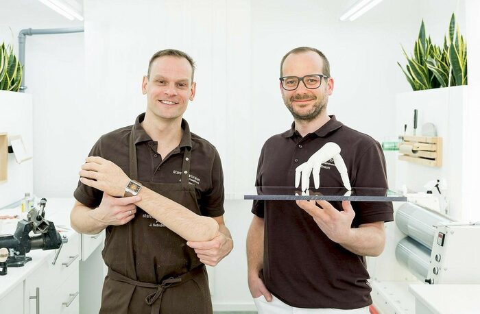 Die beiden Ur-Dresdner Christoph Braun und Jonas Schubert sind Geschäftsführer von “stamos + braun”, der Elbstädter Manufaktur für Prothesen und Orthesen.
