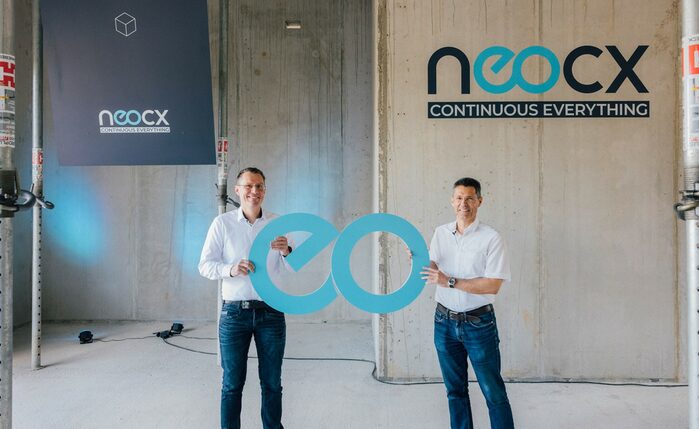 Axel Heinrich, Leiter der Elektrik-/Elektronik-Entwicklung bei Volkswagen, und Rocco Deutschmann, Geschäftsführer von TraceTronic, feiern die Gründung von neocx in Dresden.