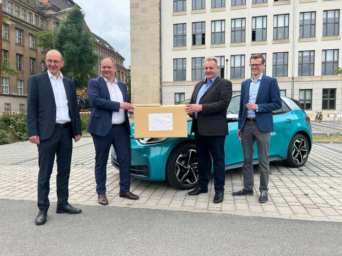 Dr. Robert Franke, Head of the Office for Economic Development and Mayor Dirk Hilbert warmly welcome Volkswagen's IT research unit to the Innovation Center Universelle Werke.
