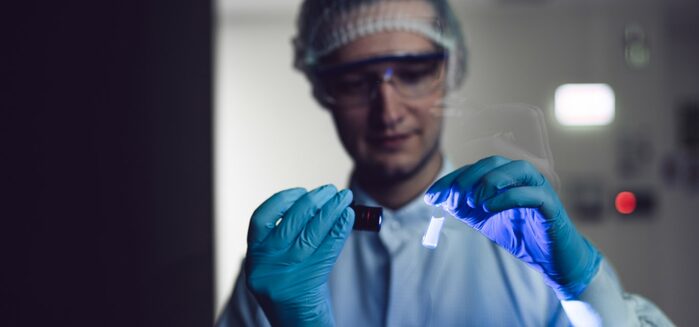 Forscher mit OLED im Labor