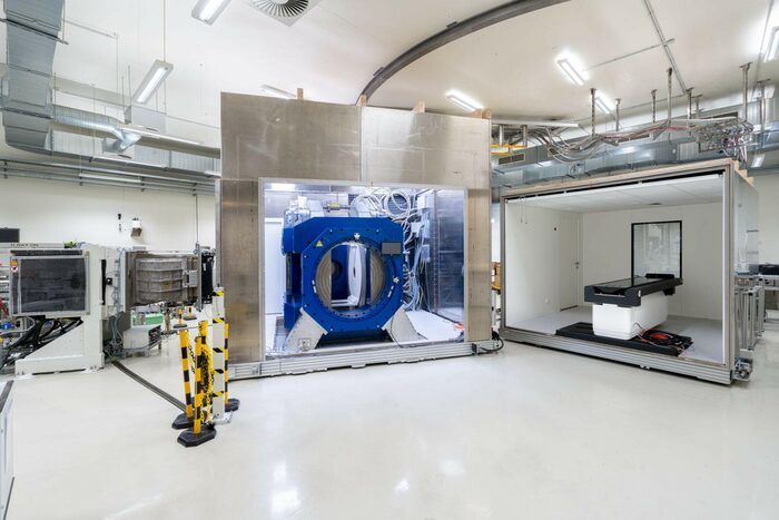 The new research device, which combines a proton therapy facility (left) and MRI (centre), is located in the research basement of the Dresden proton facility.