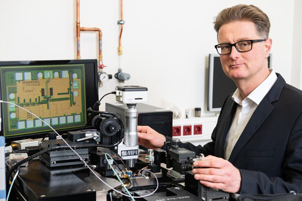 Prof. Frank Ellinger präsentiert einen Aufbau zum Messen von sehr schnellen Mikrochips. Auf dem Monitor ist ein stark vergrößerter Chip zu sehen, der bei sehr hohen Frequenzen von etwa 200 Gigahertz arbeitet.