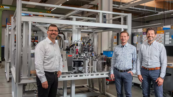 In dieser automatischen Anlage entstehen Hochfrequenzsteckverbinder für smarte Kamerasysteme. Von links nach rechts: Die Geschäftsführer Kay Truxxa und Tobias Reissmann sowie Produktionsdirektor Sebastian Popp.