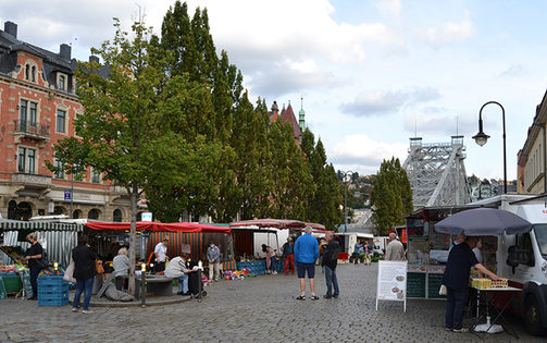 Der Wochenmarkt Schillerplatz am Blauen Wunder