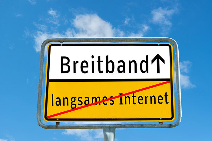 Symbolisches Ortseingangsschild zum Breitbandausbau