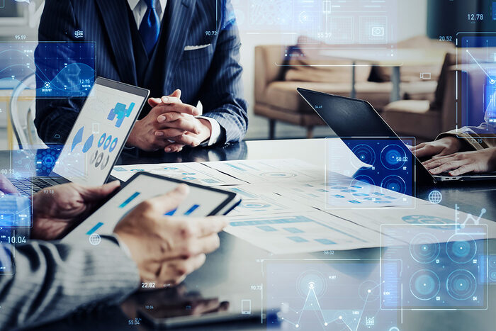 Illustration - Beratung mit eingeblendetem KI-Overlay