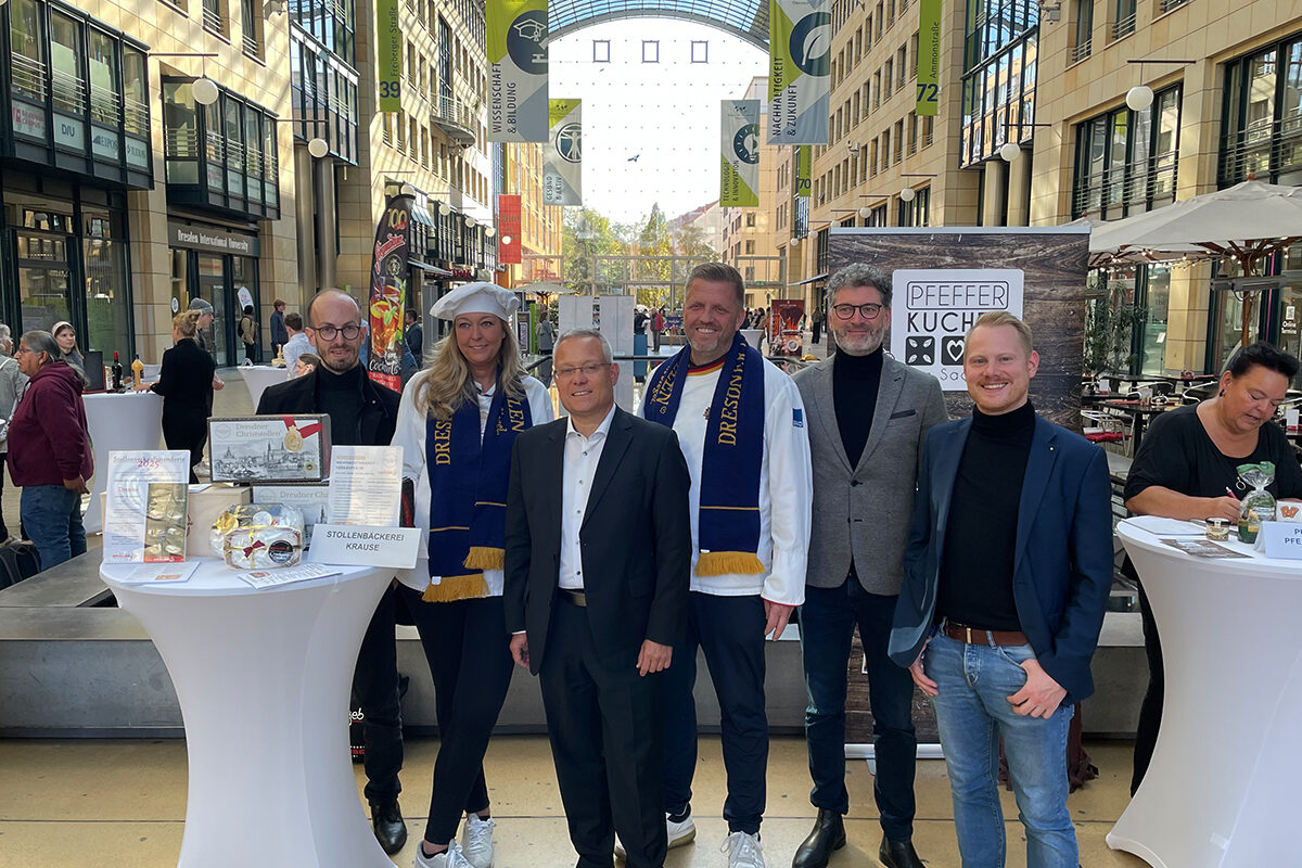 Gruppenbild mit Dresdens Bürgermeister Pratzka und dem Stollenverband