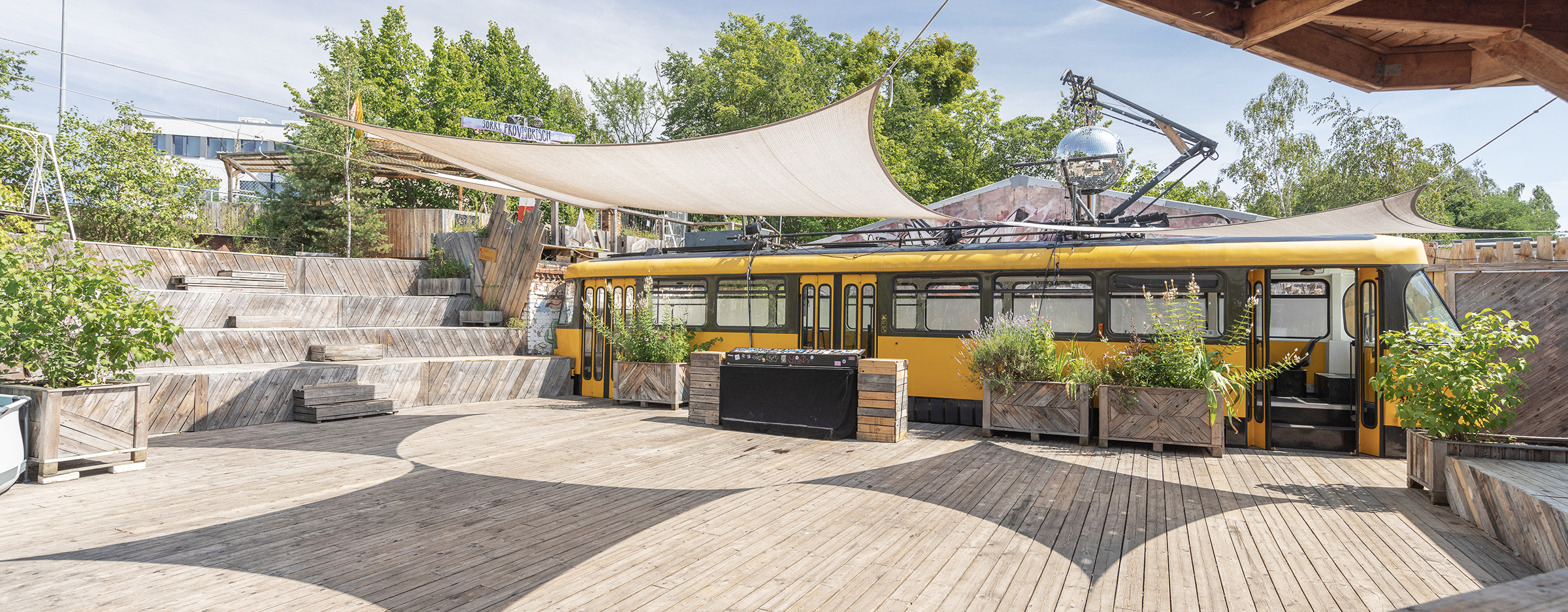 Terrasse mit einer ausgemusterten Straßenbahn als Eyecatcher