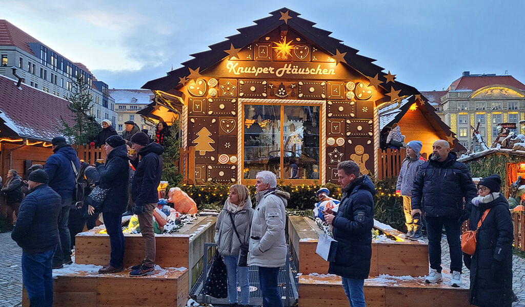 Blick auf das "Knusperhäuschen" auf dem Dresdner Striezelmarkt