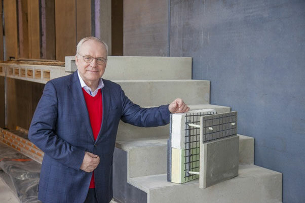Building owner Prof. Manfred Curbach shows how the carbon concrete works on a model.