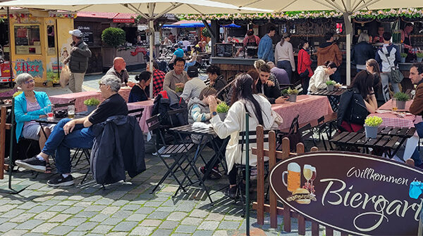 Menschen genießen das schöne Wetter auf dem Dresdner Frühjahrsmarkt