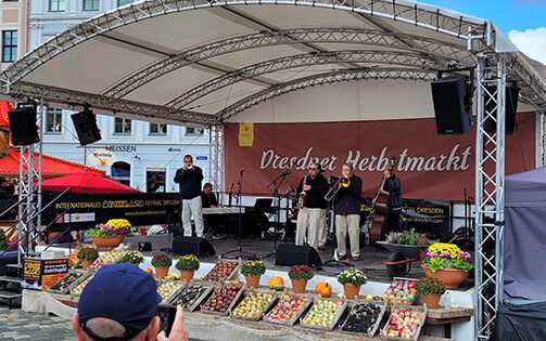 Eine tschechische Band bringt Stimmung auf den Herbstmarkt