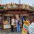 Dresdner Herbstmarkt: Blick auf einen Stand für Softeis, Zuckerwatte und andere Süßigkeiten