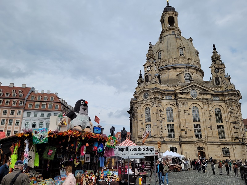 Dresdner Herbstmarkt: Vor der Frauenkirche am Neumarkt ist der berühmte Maulwurf aus dem Kinderfernsehen auf einem Marktstand zu sehen.
