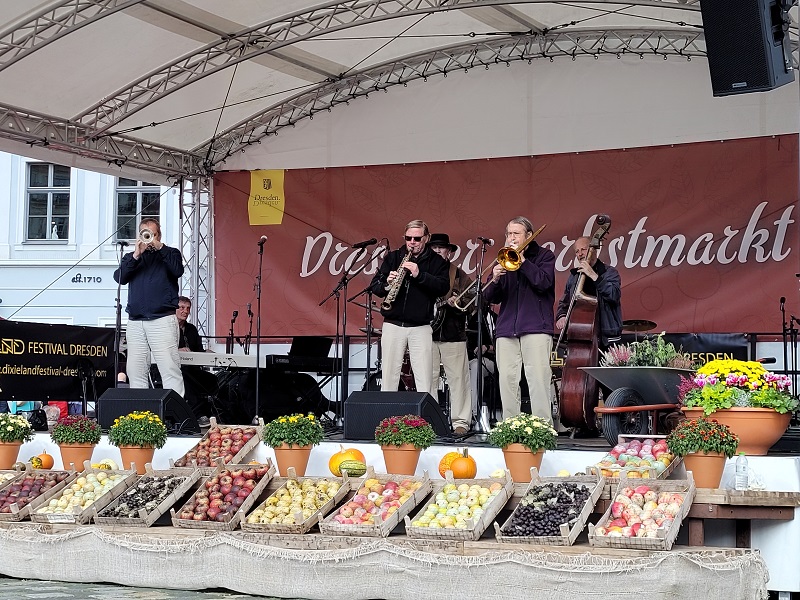 Dresdner Herbstmarkt: Tschechische Liveband bei ihrem Auftritt auf der Marktbühne